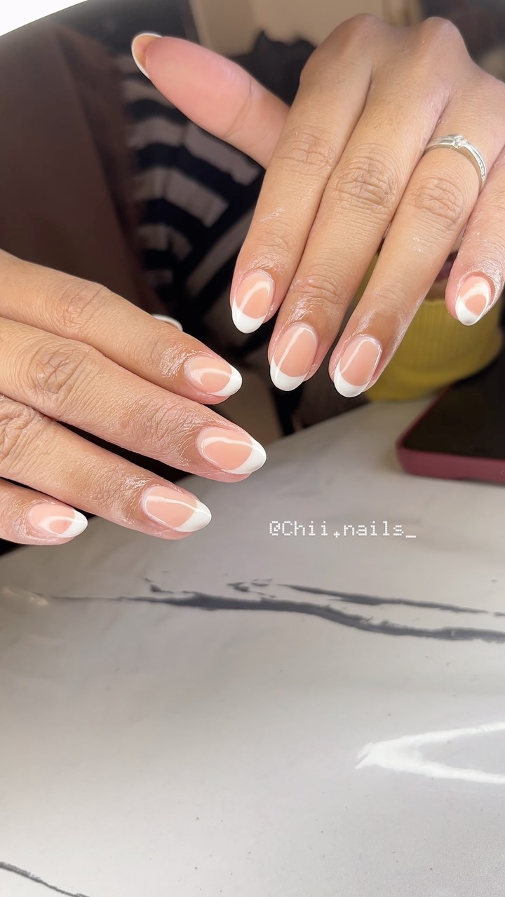 French manicure putih dengan detail garis melengkung