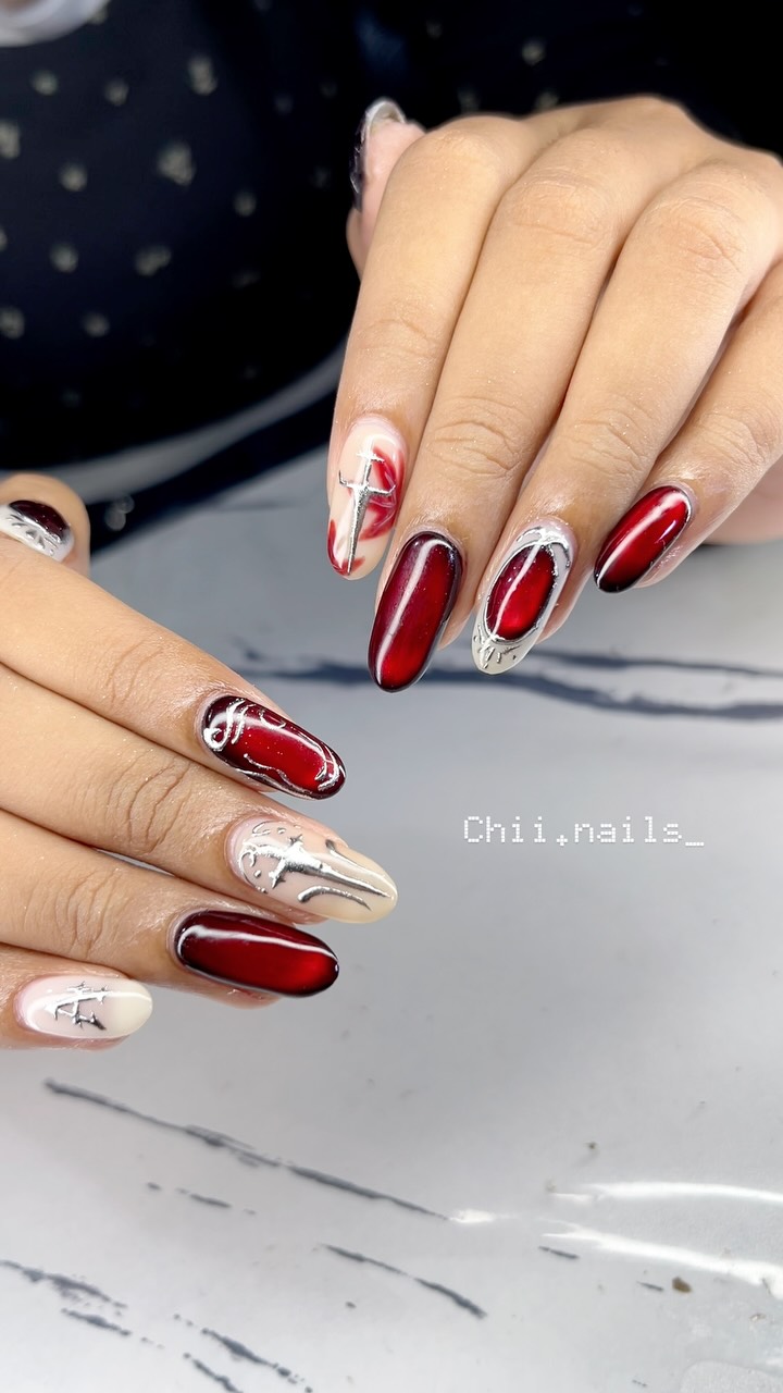 Nail art maroon dan silver hasil karya Chii